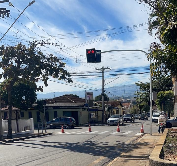 Prefeitura instala novo semáforo e muda sentido de ruas no DER