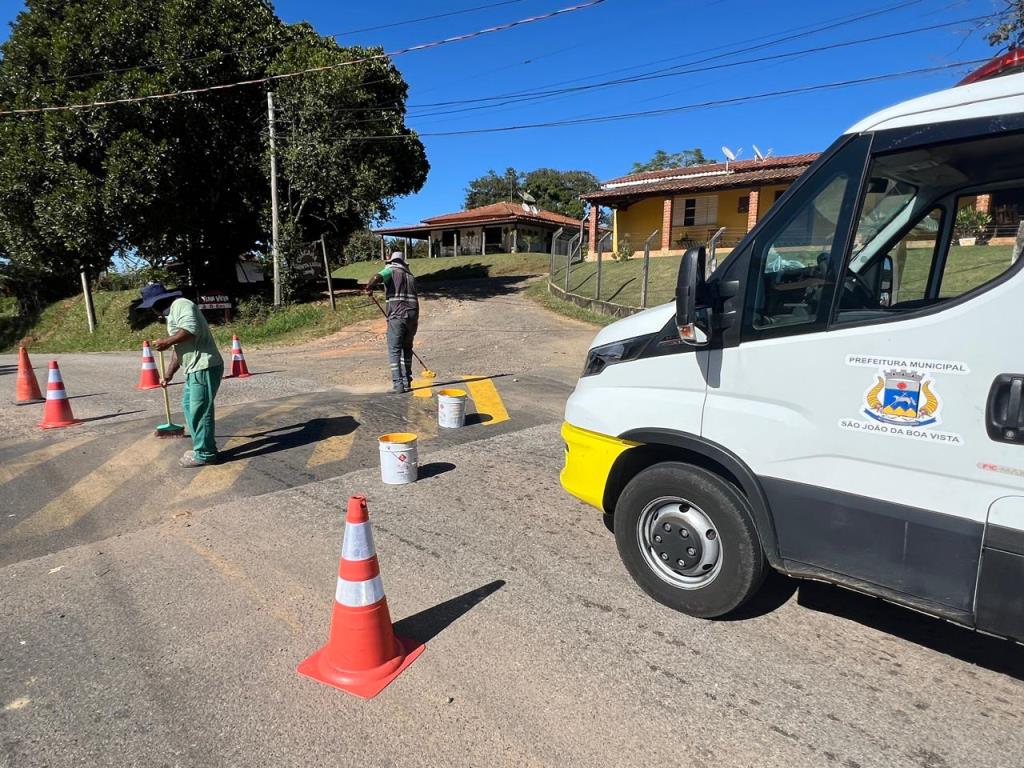 Imagem de Prefeitura realiza manutenção no aslfato e reforça sinalização no Macuco