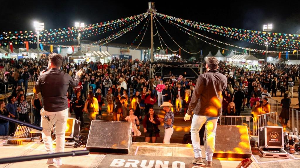 Festa de São João reúne grande público com shows e concursos juninos