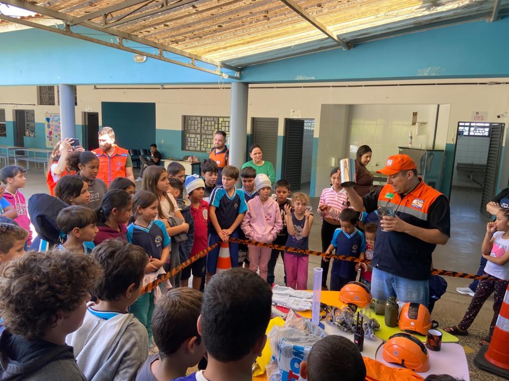 Defesa Civil leva programa às escolas para ensinar prevenção e segurança aos alunos