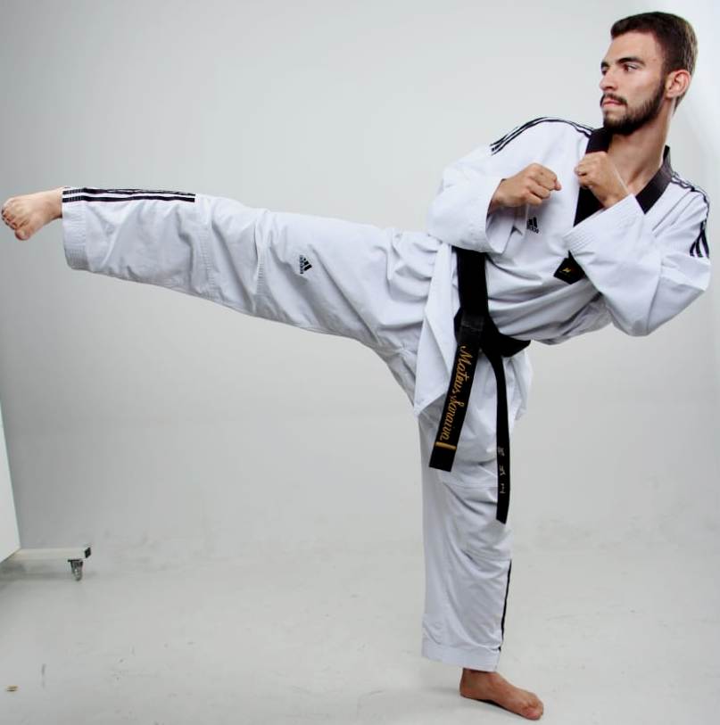 Taekwondo do Departamento de Esportes se destaca em torneio online da Federação Estadual