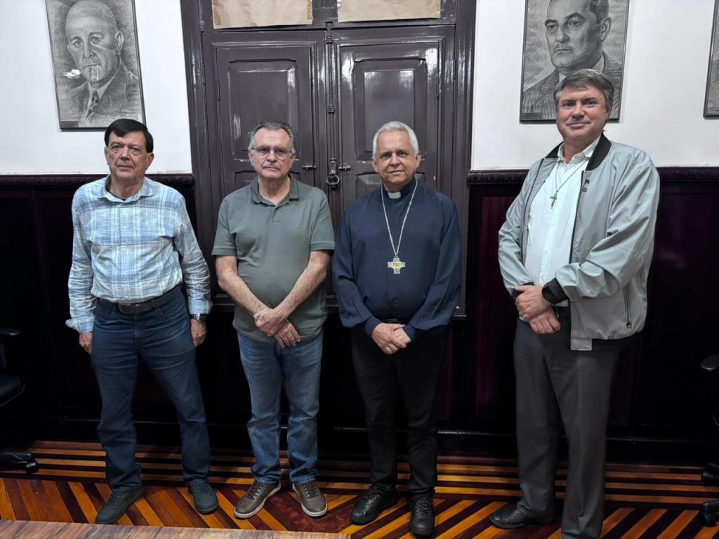 Imagem de Bispo diocesano visita prefeito de São João da Boa Vista