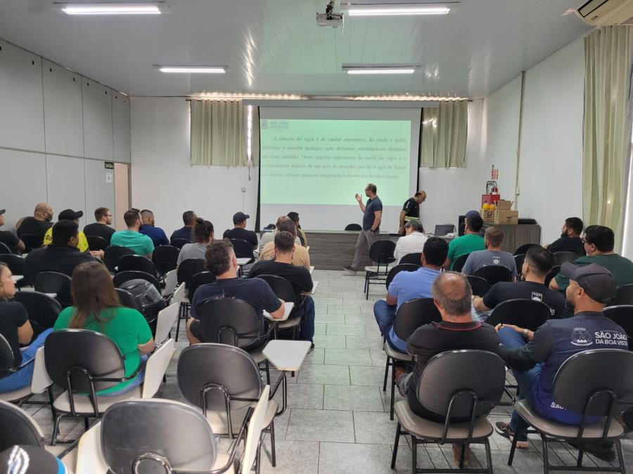 Imagem de Prefeitura realiza treinamento com vigias municipais