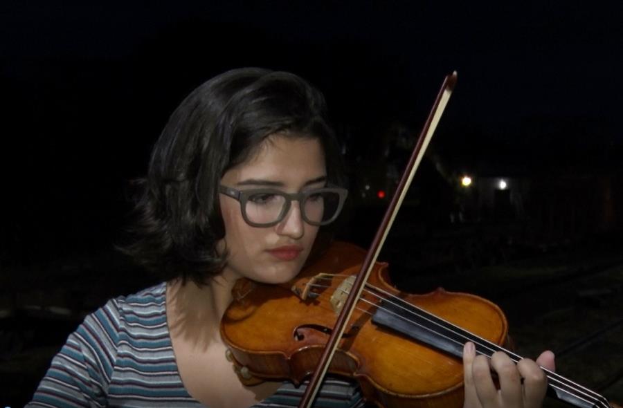 Aluna da Escola de Música da Prefeitura é aprovada para estudar violino na Unicamp