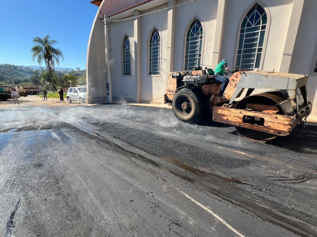 Departamento de Obras e Serviços Públicos realiza pavimentação no Pedregulho