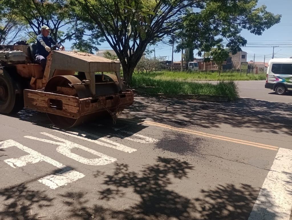 Imagem de Prefeitura reativa usina asfáltica e inicia recapeamento e tapa-buracos de ruas em São João