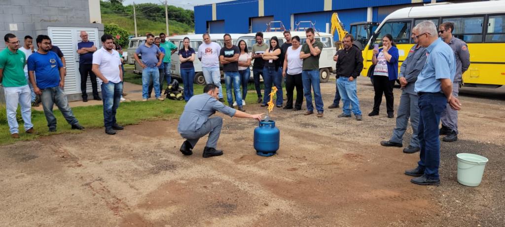 Imagem de Servidores municipais participam de capacitação em prevenção e combate a incêndios