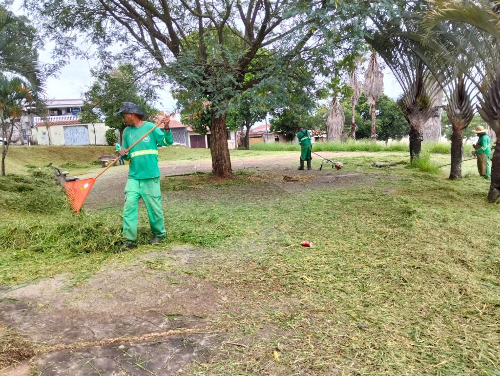 Departamento de Meio Ambiente realiza serviços de roçada em diversos bairros da cidade