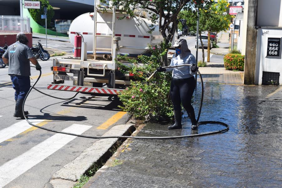 Caminhões pipa da Prefeitura realizam trabalhos de desinfecção