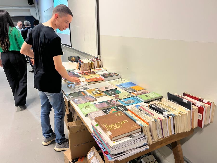 Feira do Livro disponibiliza 300 obras gratuitas para alunos do Cursinho Popular