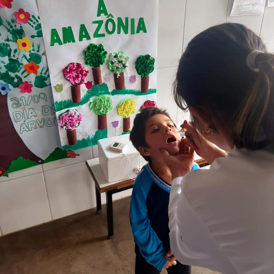 Equipes das Unidades de Saúde realizam trabalho de vacinação contra a pólio nas Escolas Municipais.