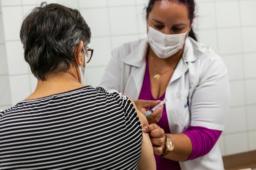 Amparo inicia a vacinação bivalente contra a covid-19 para pessoas entre 60 a 69 anos