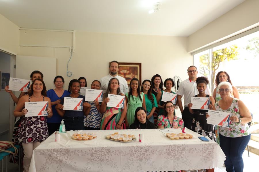 Alunas do Fundo Social recebem certificado de curso de Confeitaria