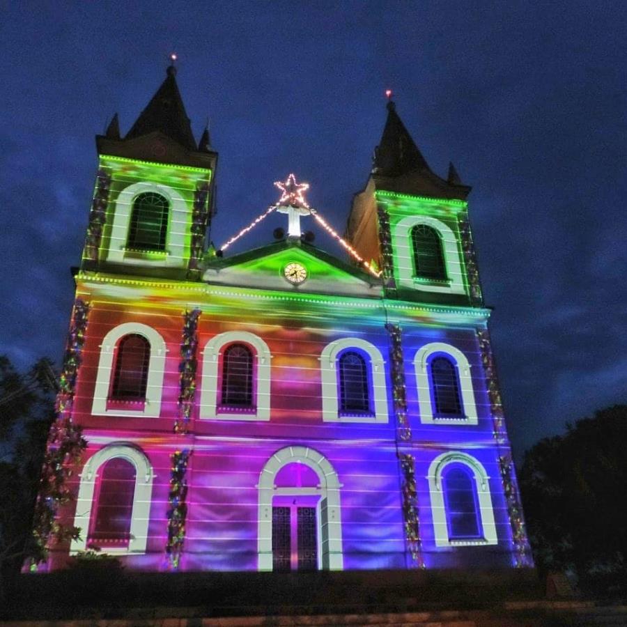SHOW DE LUZES NA FACHADA DA IGREJA MATRIZ DO SENHOR BOM JESUS ENCERRA 2020 COM MUITA MAGIA, LUZ E ESPERANÇA!