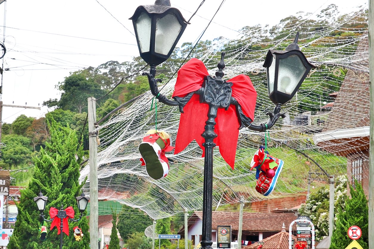 SANTO ANTÔNIO DO PINHAL INAUGURA ILUMINAÇÃO E ABRE FEIRA DE NATAL