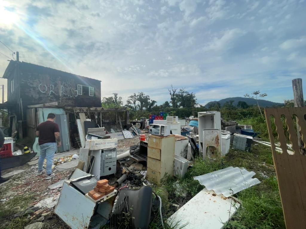 Operação em Agenor de Campos encerra atividades de ferro-velho irregular