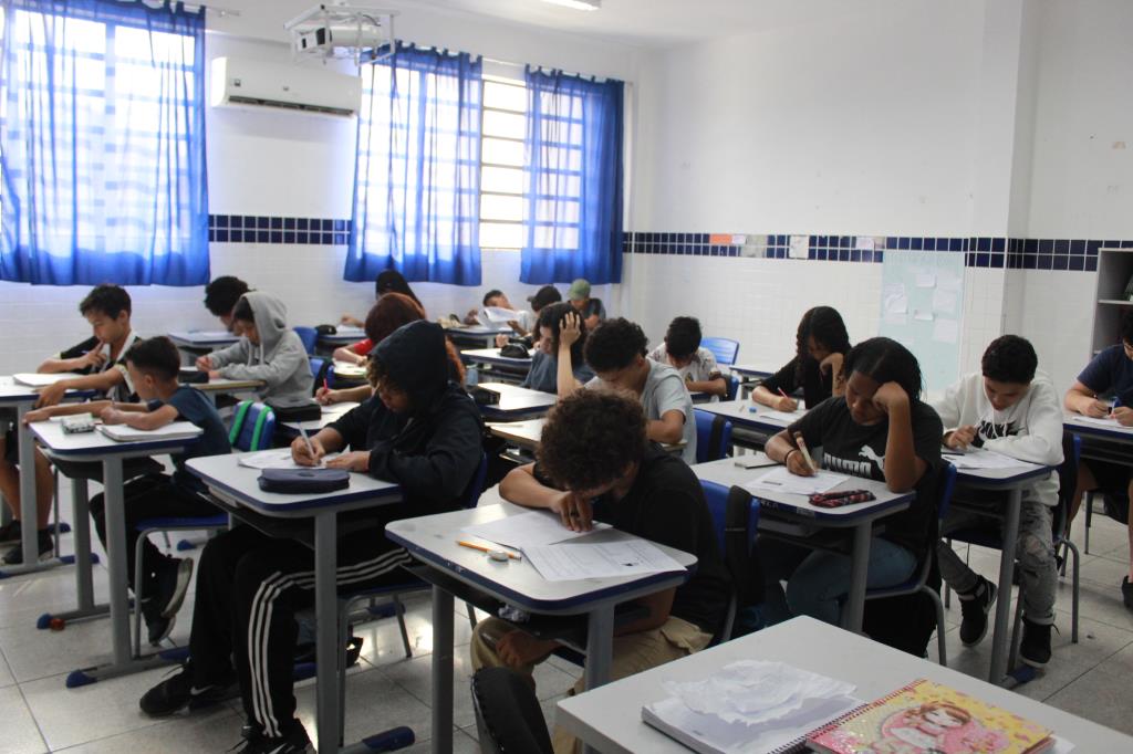 Mongaguá regulamenta ensino em tempo integral e adota 'Currículo Azul' contra poluição nas praias
