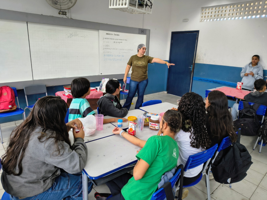 Alunos aprendem a fazer panqueca americana em aula de Inglês, em Emef de Mongaguá