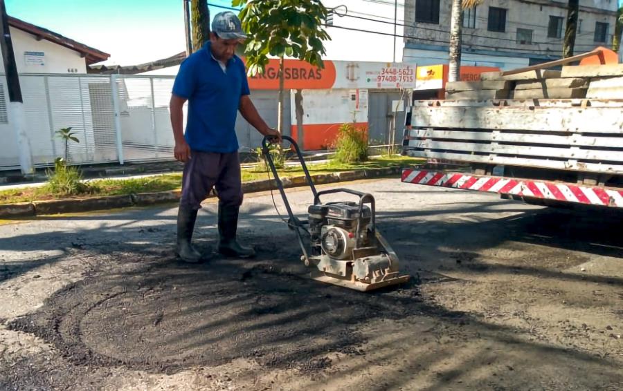 Operação tapa-buracos segue com reparos pelas ruas de Mongaguá
