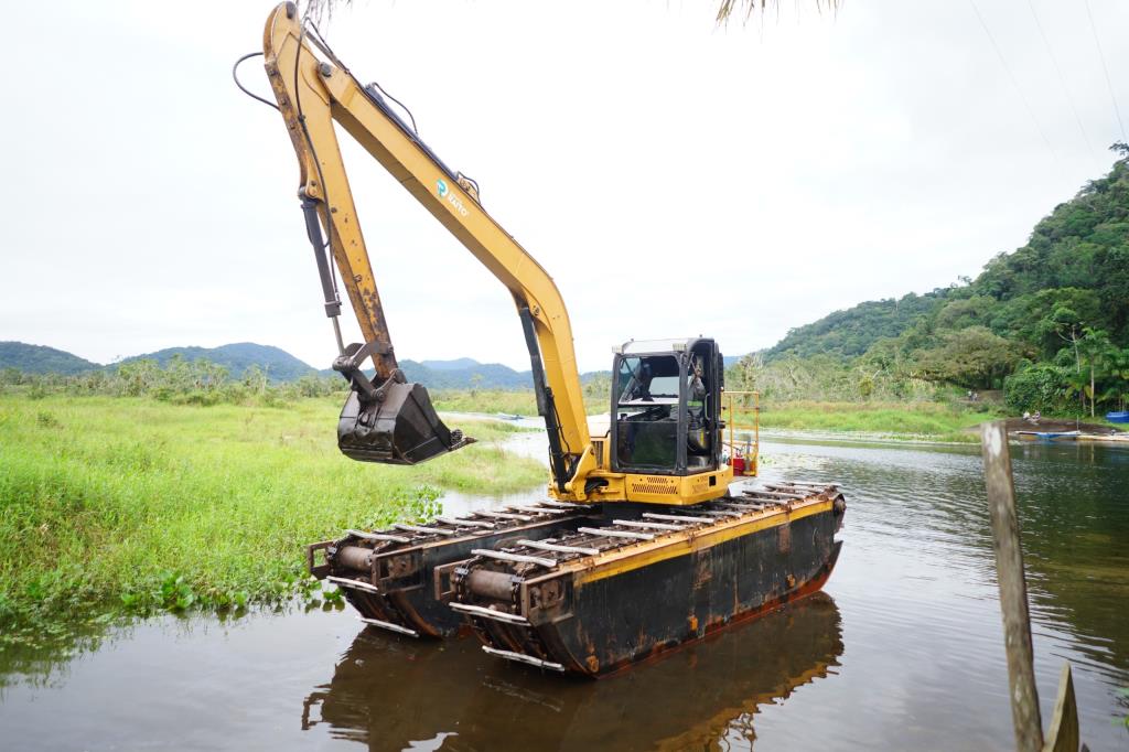 Máquina anfíbia inicia limpeza no Rio Aguapeú para combater alagamentos em Mongaguá