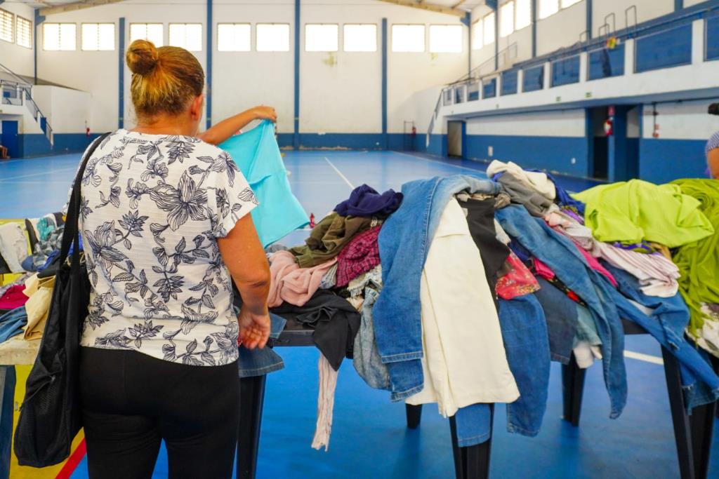 Fundo Social entrega roupas arrecadadas no Pedágio Solidário