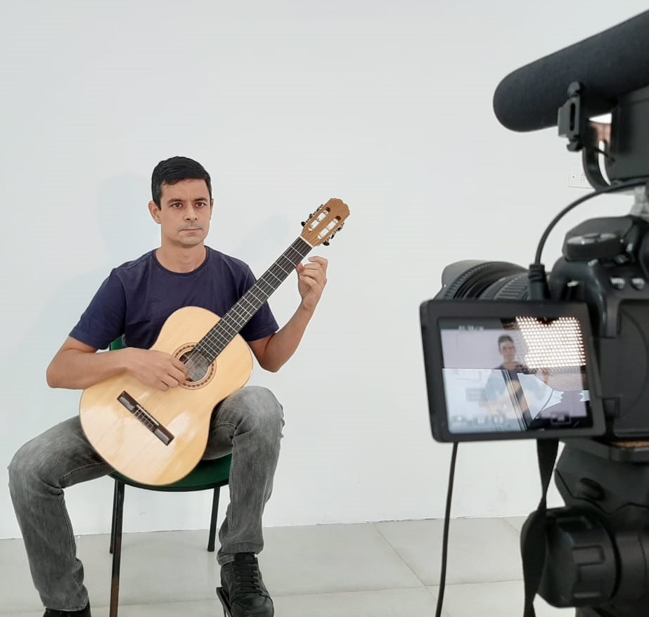 Cultura: professor realiza aulas online de violão
