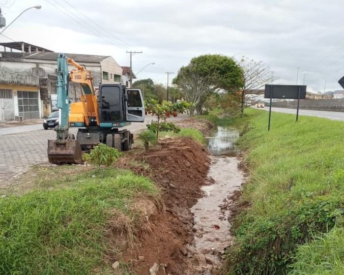Prefeitura realiza serviços de drenagem em vários locais