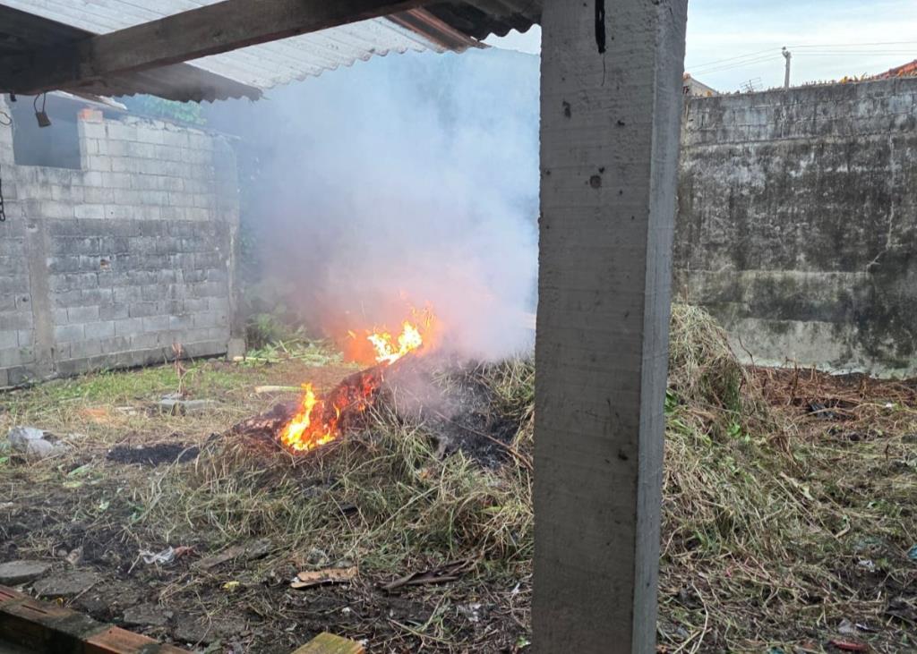 Defesa Civil de Mongaguá evita que fogo em quintal atinja residência e alerta para riscos de queimadas
