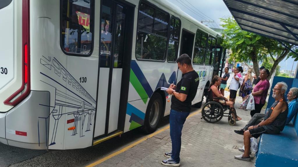 Semutran fiscaliza horários do transporte coletivo