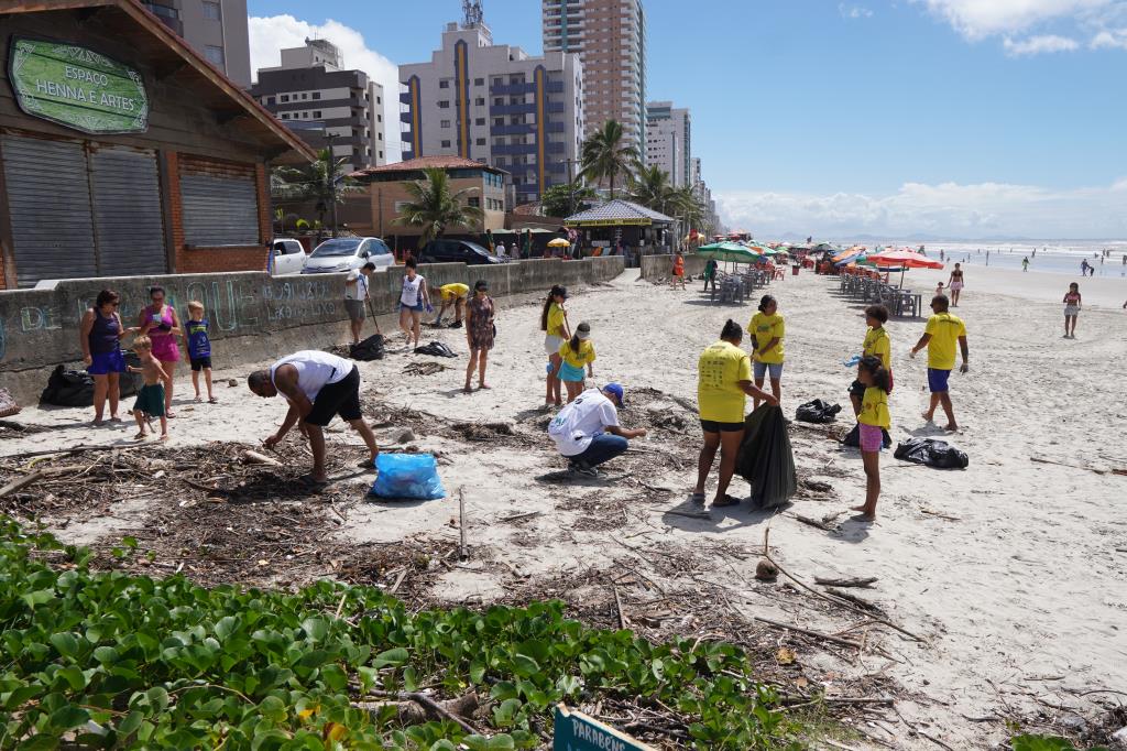 Mutirão retira 200 kg de resíduos da foz do Rio Mongaguá