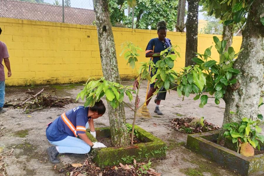 Prefeitura realiza serviços de jardinagem na Escola Estadual Aida Leda