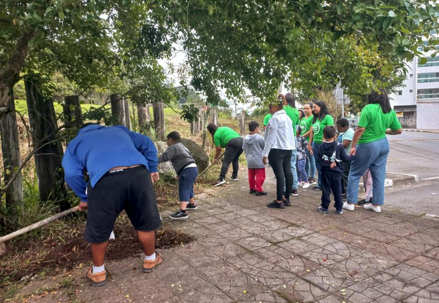 Prefeitura realiza plantio de mudas com alunos da APAE no Dia da Árvore