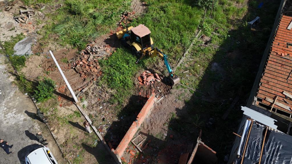 Prefeitura realiza demolições de estruturas e fiscaliza loteamentos irregulares no Jussara