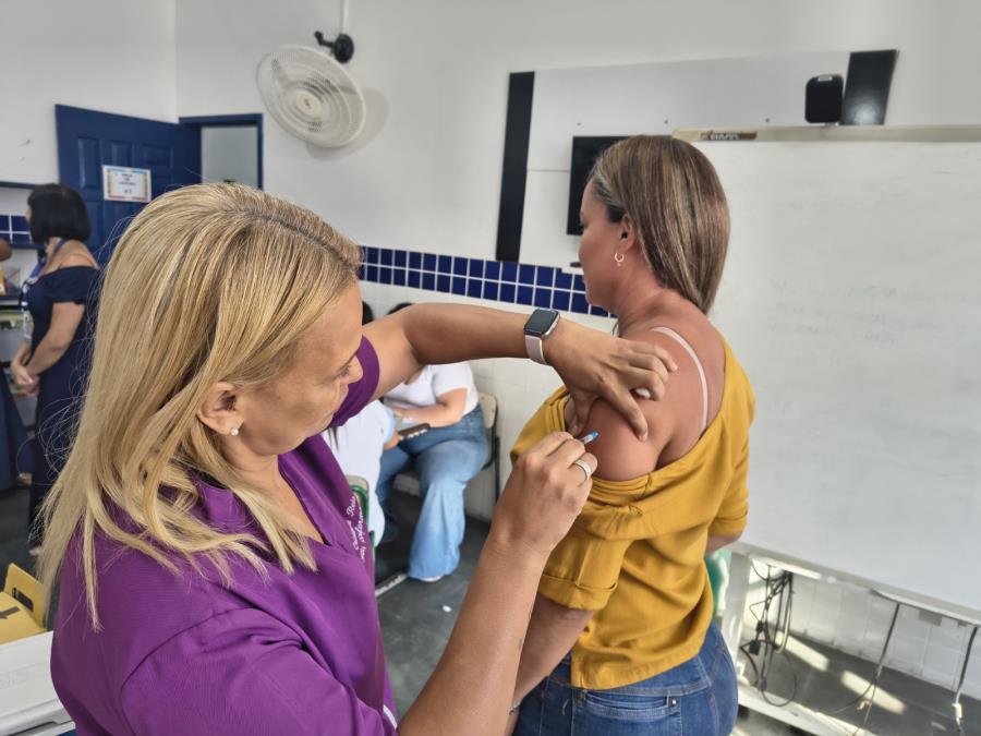 Professores que participam de formação são imunizados contra a Influenza