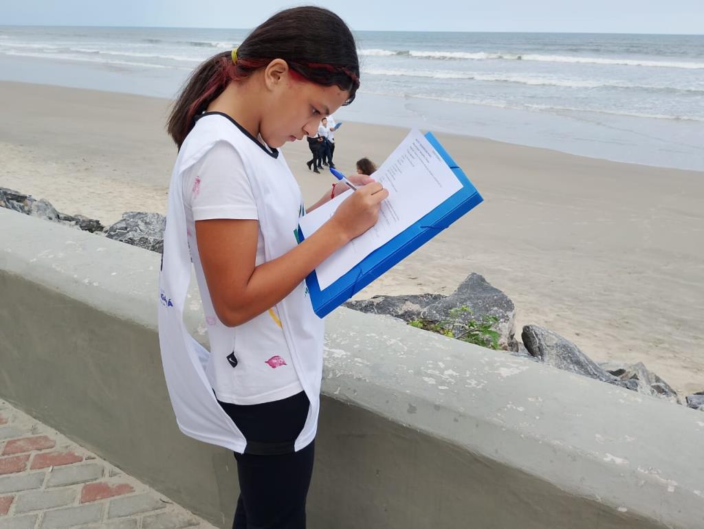 Estudantes de Mongaguá mapeiam resíduos e analisam ecossistema local em saída de campo