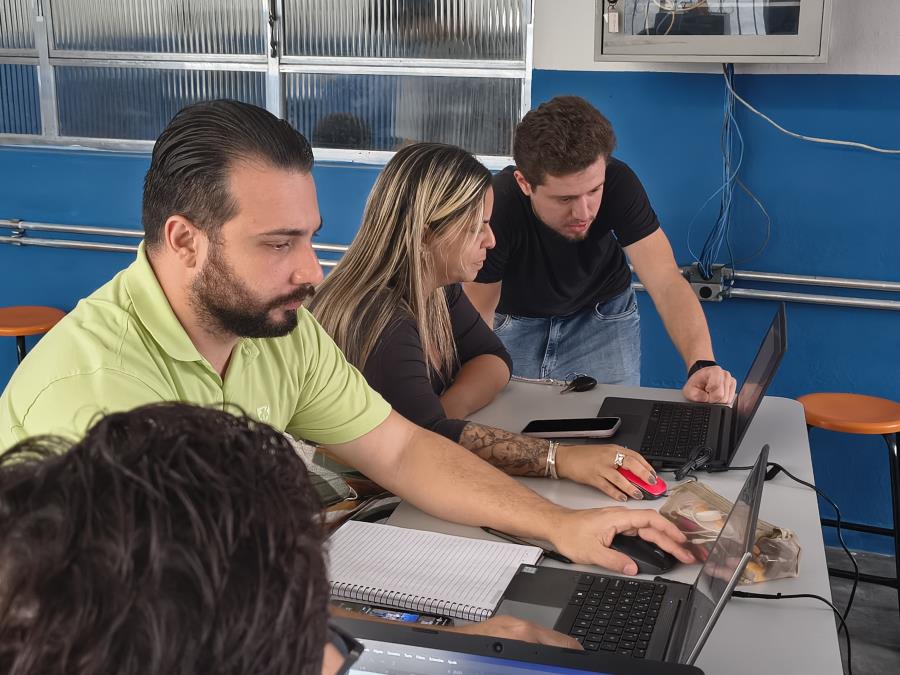 Profissionais da Educação recebem formação para efetivação dos Laboratórios Makers