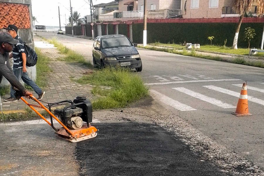Operação tapa-buracos efetua serviços de manutenção asfáltica