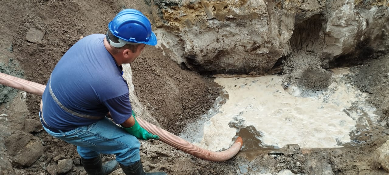 Prefeitura efetua limpeza de tubulação no Jardim Marina