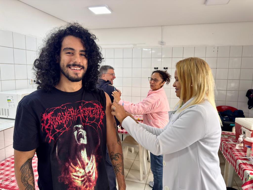 Mongaguá vacina 50 servidores contra a gripe em ação no Paço Municipal