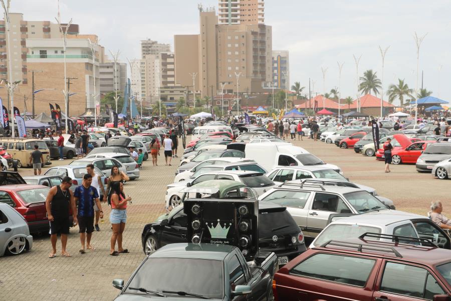 Com centenas de veículos expostos, 3º Praia dos Baixos é um sucesso em Mongaguá