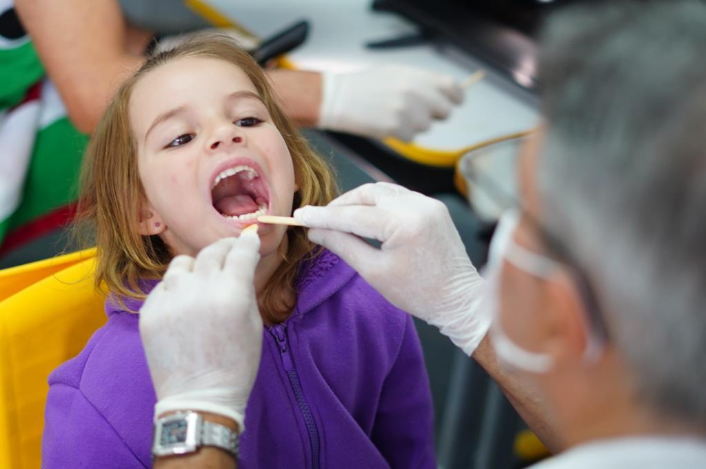 Ação leva dentistas para as salas de aula e beneficia 3 mil crianças em Mongaguá