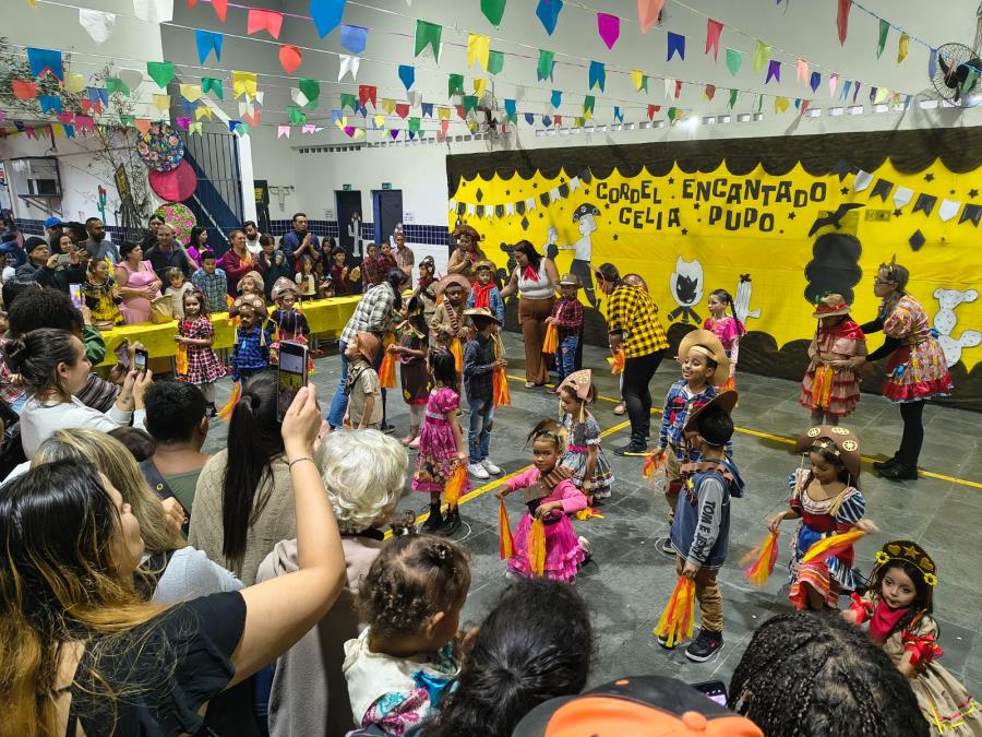 Arraiá da Educação tem muita alegria com danças, comida típica e interação