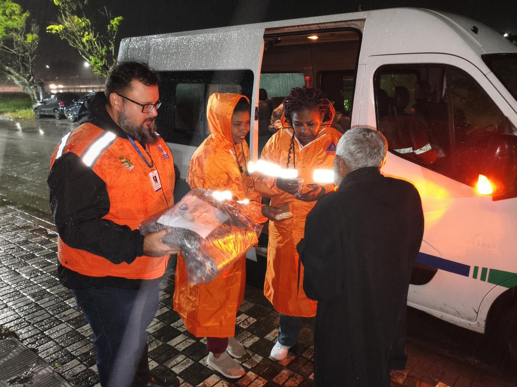 Frente ao frio intensificado, ações de acolhimento social atendem 23 pessoas em Mongaguá
