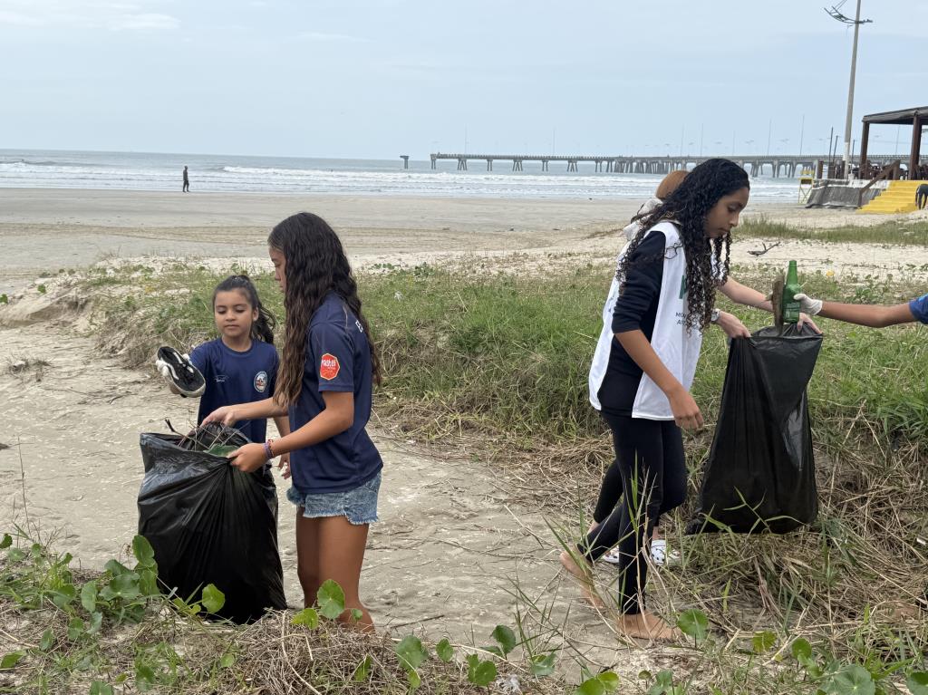 Mutirão remove mais de 250 kg de resíduos na região da Plataforma de Pesca