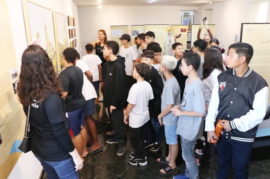 Exposição "Arte Sacra Para Ver e Sentir" recebe visita de alunos da rede estadual e reforça importância da participação do público