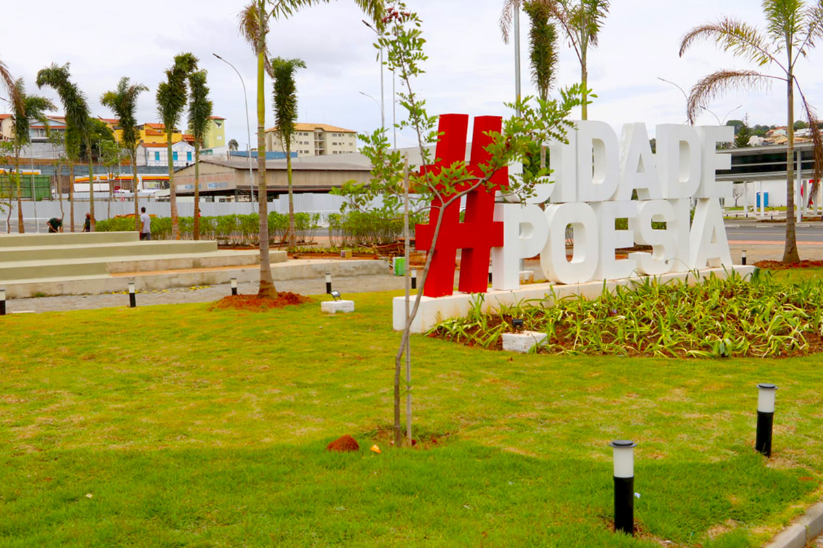 Praça da Poesia está recebendo plantio de 19 árvores e 31 palmeiras, além de paisagismo