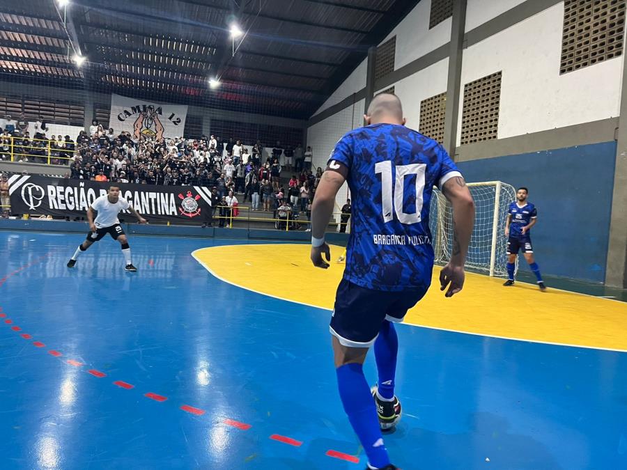 Equipe de Futsal Masculino de Bragança Paulista entra em quadra na