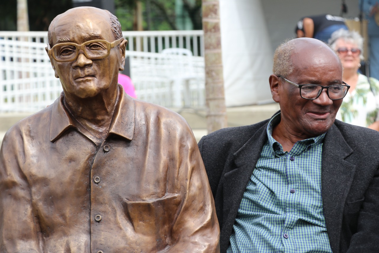 Estátua em homenagem ao poeta bragantino Oswaldo de Camargo é inaugurada na Praça da Poesia
