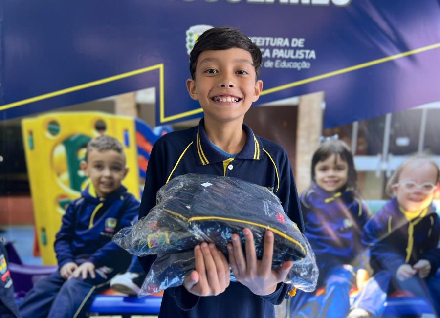 Prefeitura inicia distribuição de uniformes de inverno para alunos da Rede Municipal de Ensino