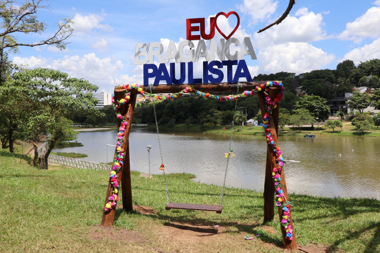 Balanço de flores no Lago do Taboão atrai turistas de diversas regiões